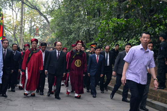 Thủ tướng Chính phủ Nguyễn Xuân Phúc leo 499 bậc cấp lên dâng hương tại Đền Thượng