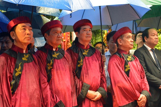 Đồng chí Nguyễn Ngọc Quang đại diện tỉnh Quảng Nam dâng hương lên Vua Hùng