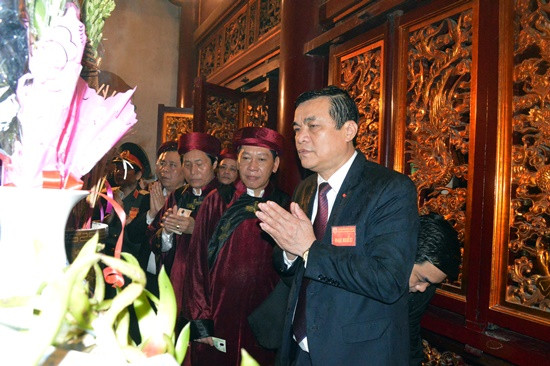 Đồng chí Phan Việt Cường, UVTW Đảng, Phó Bí thư Thưởng trực Tỉnh ủy dâng hương tại Đền Thượng