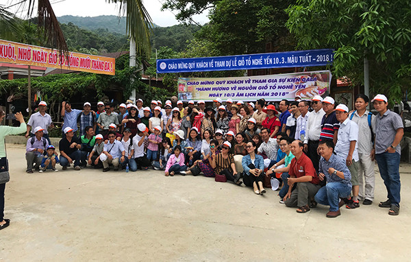 Hơn 100 người nuôi yến từ khắp cả nước về dự lễ giỗ tổ tại Cù Lao Chàm. Ảnh: MINH HẢI