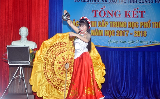 Tiết mục ảo thuật “Bánh trôi nước” của HS Phan Nguyễn Khánh Nhi, Trường THPT Hùng Vương.Ảnh: XUÂN PHÚ