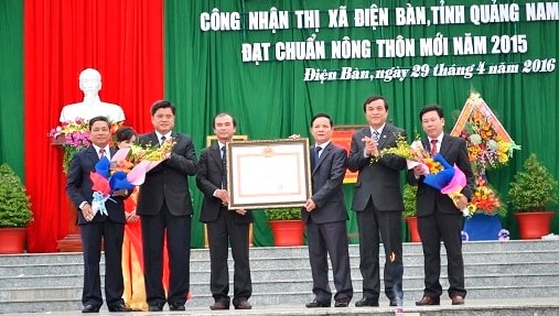 Thứ trưởng Bộ NN-PTNT Trần Thanh Nam và Phó Bí thư Thường trực Tỉnh ủy Phan Việt Cường trao bằng công nhận và tặng hoa chúc mừng thị xã nông thôn mới. Ảnh: CT