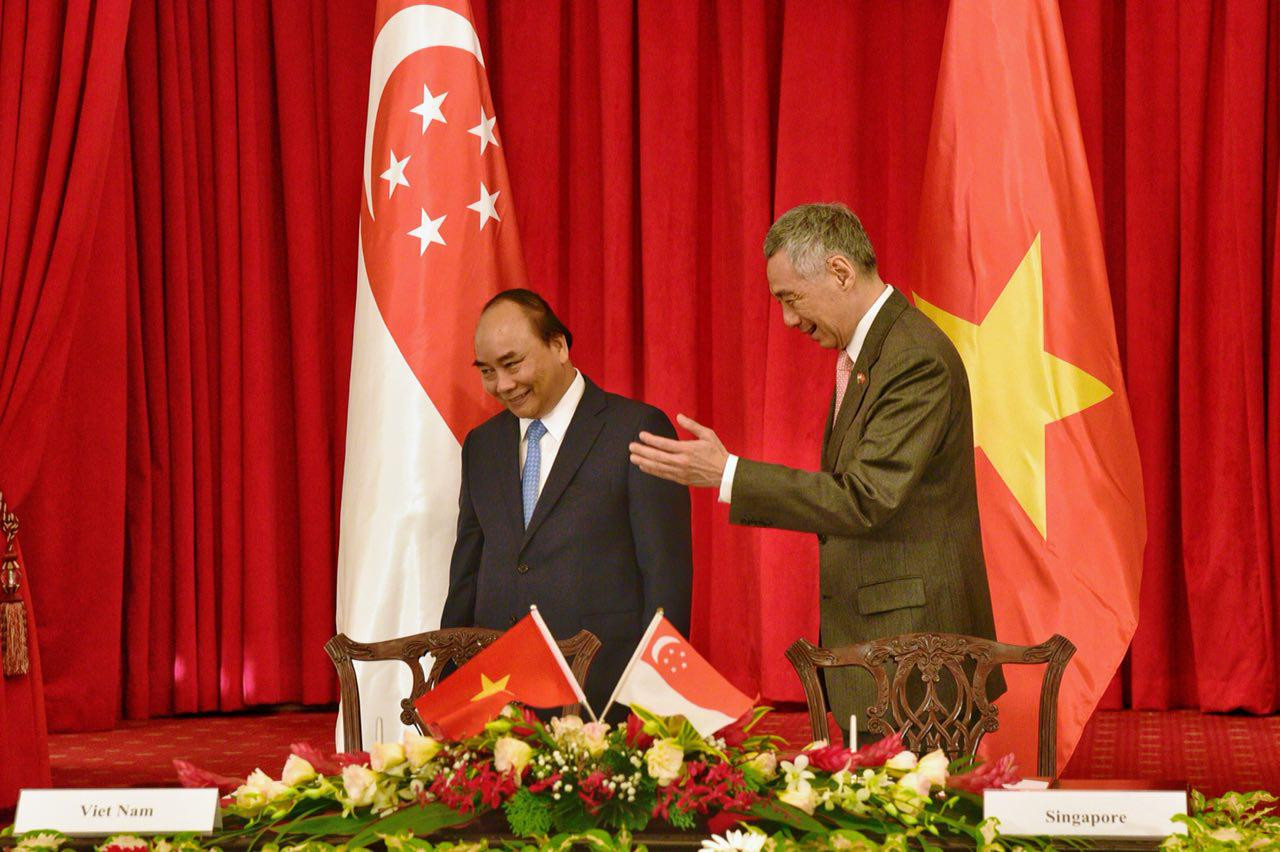 Thủ tướng Nguyễn Xuân Phúc (trái) và Thủ tướng Lý Hiển Long. Ảnh: Straittimes