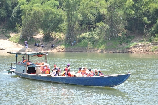 Con em thôn Đại Bình qua lại đi học bằng đò ngang. Ảnh: N.B