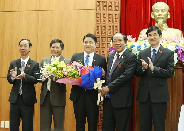 Các đồng chí lãnh đạo tỉnh chúc mừng ông Trần Văn Tân được tín nhiệm bầu giữ chức Phó Chủ tịch UBND tỉnh nhiệm kỳ 2016 - 2021. Ảnh: N.Đ