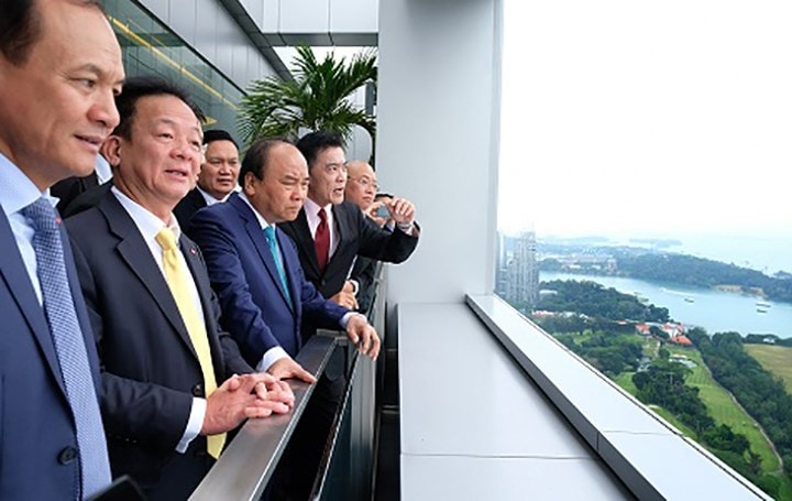 Sáng 27/4, tiếp tục chương trình hoạt động của chuyến thăm chính thức Singapore, Thủ tướng Nguyễn Xuân Phúc đã đến thăm cảng biển Singapore (PSA) và Công ty Thành phố chuỗi cung ứng (Supply Chain City) của Singapore, quốc gia phát triển rất thành công hệ thống logistics. Thủ tướng đánh giá cao và ấn tượng về những thành tựu của cảng, mong muốn PSA chia sẻ kinh nghiệm quý, hợp tác với Việt Nam để phát triển các cảng ở Việt Nam vốn cũng có rất nhiều tiềm năng phát triển