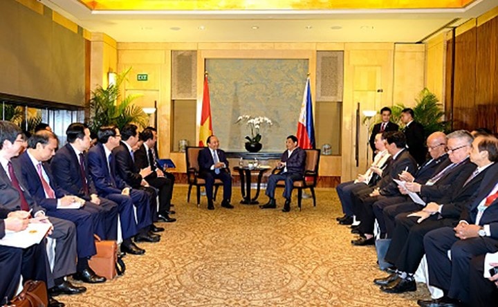 Thủ tướng Nguyễn Xuân Phúc đề nghị hai bên duy trì trao đổi đoàn cấp cao, đồng thời tích cực triển khai các cơ chế hợp tác, trong đó có hợp tác ứng phó sự cố tràn dầu và tìm kiếm cứu nạn trên biển, quản lý môi trường biển bền vững, đẩy mạnh hợp tác nghề cá, phòng chống khủng bố, hợp tác an ninh-quốc phòng…