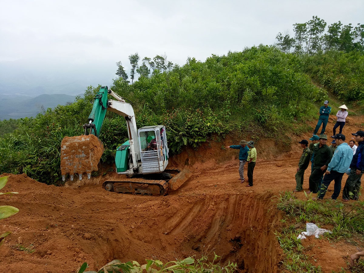 Ban Quản lý rừng phòng hộ Phú Ninh lấp đường không cho xe chở lâm sản qua lại - Ảnh: THANH THẮNG