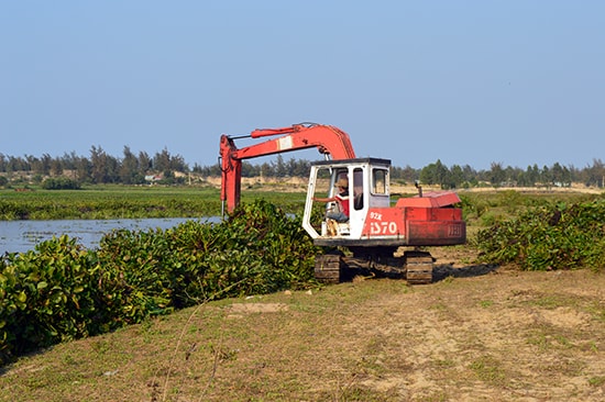 Công tác nạo vét dòng sông Cổ Cò đoạn qua Quảng Nam bị dở dang nhiều năm nay.