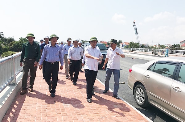 Đoàn công tác kiểm tra công trình. Ảnh: MINH HẢI