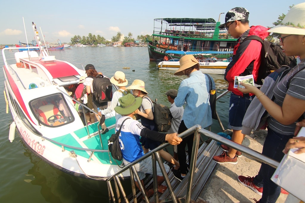 Mỗi ngày, có hàng nghìn lượt khách ra  đảo Cù Lao Chàm từ bến tàu Cửa Đại. Ảnh: T.C