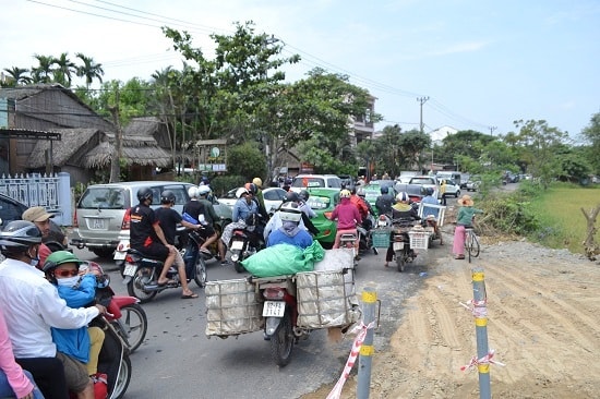 Ùn ứ kéo dài trên tuyến ĐT608 (đường Cửa Đại), đoạn qua phường Cẩm Châu. Ảnh: CT