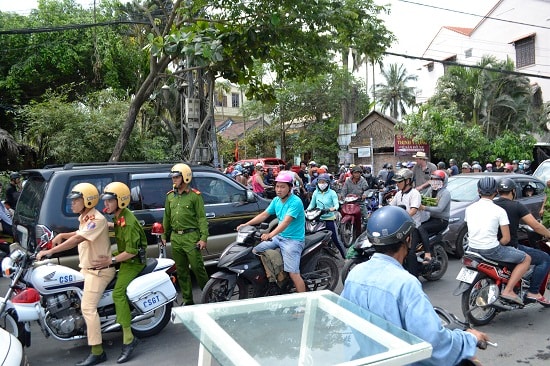 Khu vực ngã ba xảy ra xung đột giữa các hướng lưu thông gây ùn tắc. Ảnh: CT