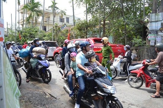 Rất đông người dân chọn hướng đi tắt vào đường bê tông xi măng trong khu dân cư dẫn đến xung đột. Ảnh: CT