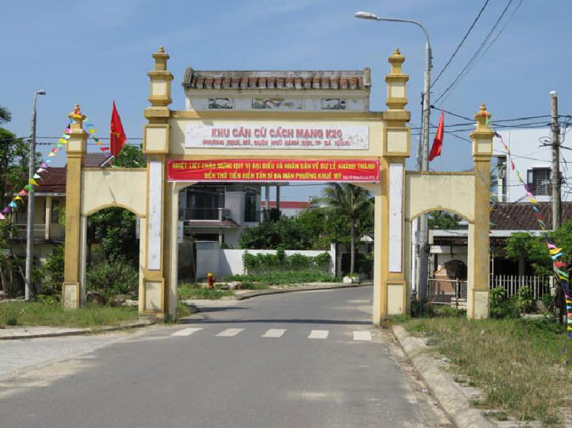 Đường vào khu căn cứ cách mạng K20 được trải nhựa khang trang, sạch đẹp đến tận cuối xóm.  Ảnh: Q.T