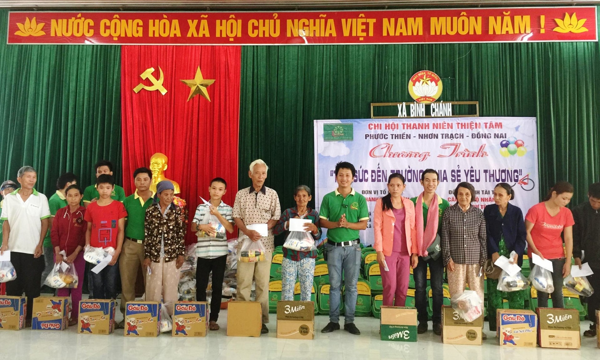 Chi hội Thanh niên Thiện tâm đã trao 386 suất quà cho người nghèo và người khuyết tật ở tỉnh Quảng Nam. Ảnh: PHAN VINH