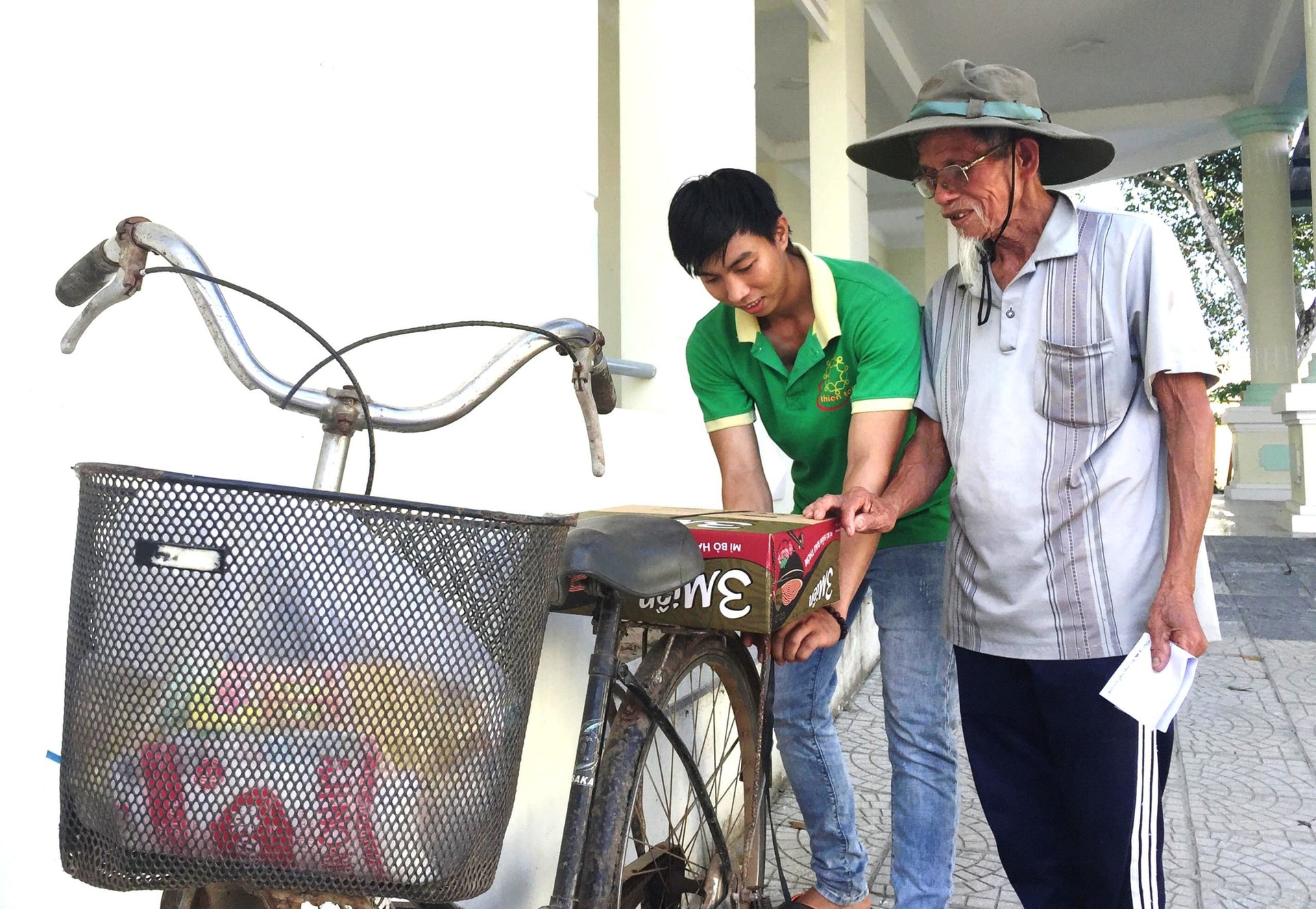 Chi hôi Thanh niên Thiện tâm mong muốn bà con có được một dịp lễ đầm ấm và vui vẻ. Ảnh: PHAN VINH