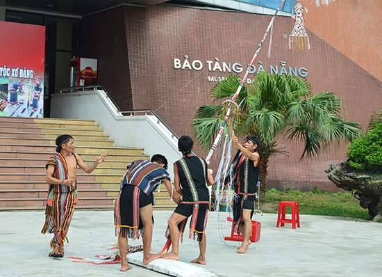 Người Xê Đăng dựng cây nêu tại Bảo tàng Đà Nẵng. Ảnh: Q.T