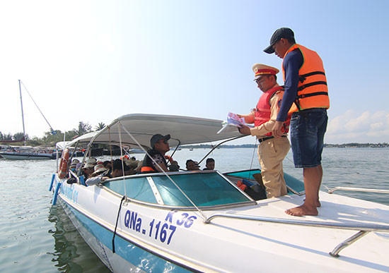 Cảnh sát đường thủy lập biên bản xử lý một phương tiện chở quá số người quy định. Ảnh: T.C