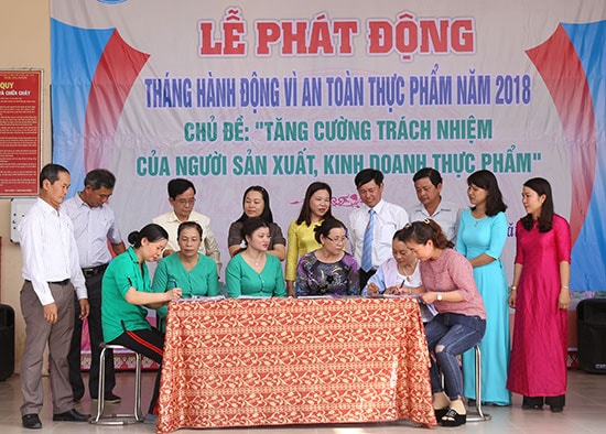 Đại diện hội viên Hội LHPN Duy Xuyên ký cam kết về an toàn thực phẩm. Ảnh: P.VINH