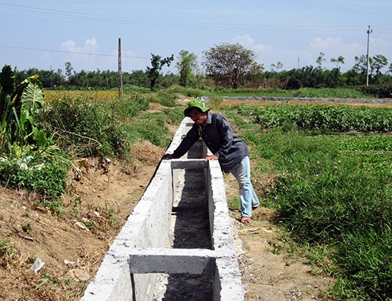 Nhiều địa phương đang khẩn trương bê tông hóa hệ thống kênh mương nhằm chủ động phục vụ sản xuất. Ảnh: VĂN SỰ