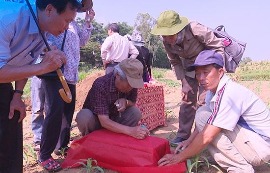 Ban liên lạc Tiểu đoàn R20 đưa hài cốt đồng đội về quê. Ảnh: A.T