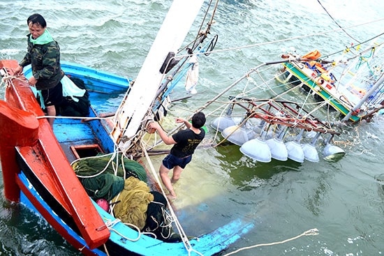 Một tàu cá bị tai nạn trên biển. Ảnh: V.N