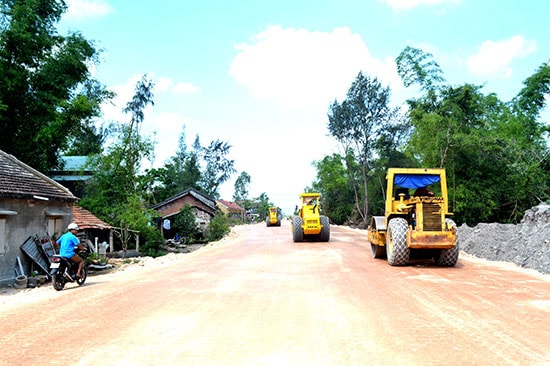 Thi công dự án đường nối ven biển với cao tốc Đà Nẵng - Quảng Ngãi. Ảnh: V.N