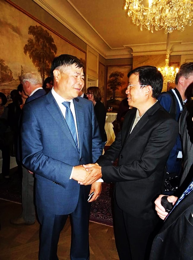   Vietnamese Ambassador to Germany Doan Xuan Hung (left) at the event