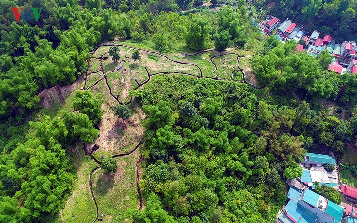 Trung tâm đề kháng Him Lam nằm ở phía Đông Bắc lòng chảo Mường Thanh, thuộc phân khu trung tâm của tập đoàn cứ điểm Điện Biên Phủ và được mệnh danh là “Cánh cửa sắt” của tập đoàn cứ điểm.