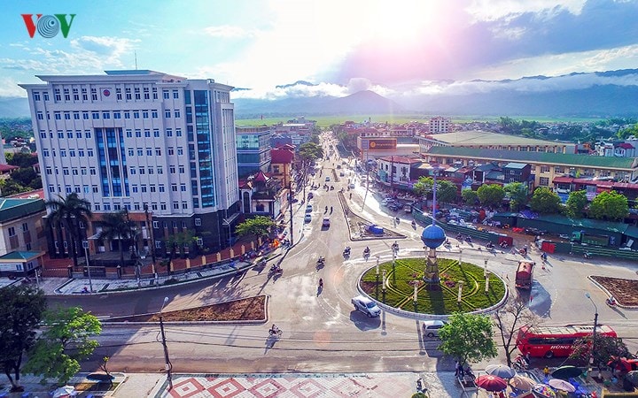 Sau 64 năm chiến thắng, Chiến trường Điện Biên Phủ khốc liệt ngày nào giờ đây đã hóa mình thành đô thị trẻ năng động, vươn mình lên khang trang trên miền đất cực Tây Tổ quốc.