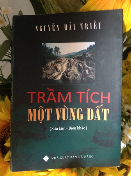 Cuốn sách “Trầm tích một vùng đất”.