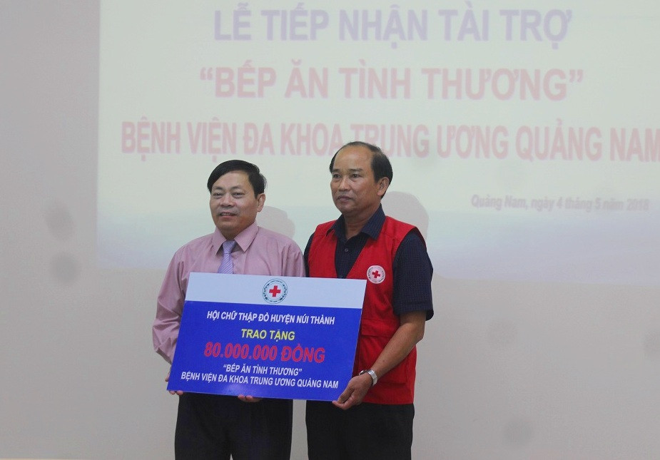 BVĐK Trung ương Quảng Nam tiếp nhận hỗ trợ từ UBND huyện và Hội Chữ thập đỏ huyện Núi Thành. 
