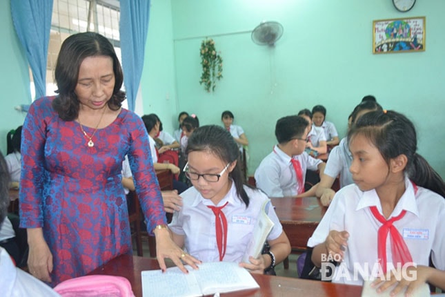 Giáo viên cần phải được tập huấn kỹ để đáp ứng yêu cầu đổi mới chương trình học.  Trong ảnh: Một giờ học của học sinh Trường THCS Tây Sơn (quận Hải Châu).