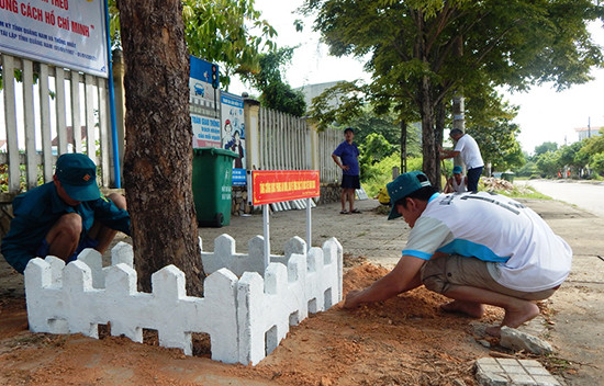 Lắp đặt khuôn viên bảo vệ cây xanh tại tuyến đường Thái Phiên.