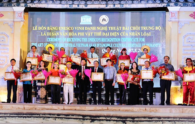 Lãnh đạo tỉnh trao bằng khen ghi nhận đóng góp và gìn giữ bài chòi cho các soạn giả, lãnh đạo VH các huyện, TX và TP, cùng các nghệ nhân bài chói. Ảnh: HẢI - LỘC