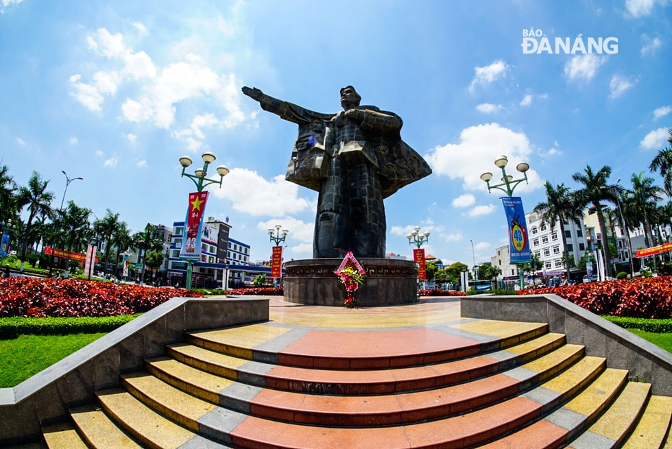 Mẹ đứng đó như đang thầm thì kể về câu chuyện cảm động nhưng ngoan cường về tinh thần chiến đấu anh dũng, hi sinh can trường của Mẹ Nhu và 7 dũng sĩ phường Thanh Lộc Đán trong trận đánh vang dội vào ngày 26-12-1968.
