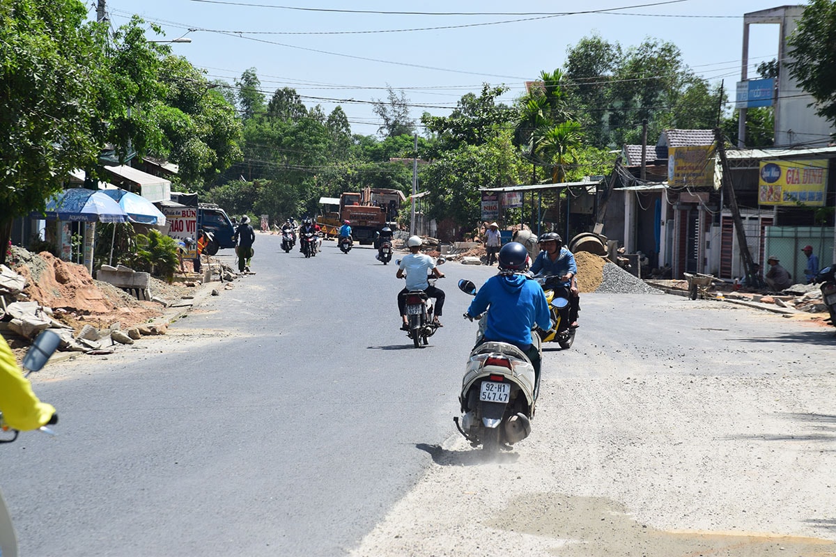  Khu vực đường dẫn lên cao tốc thuộc thôn Thạnh Hòa 1 (Bình Quý) đang thi công gây nứt tường của người dân. Ảnh: THANH THẮNG Khu vực đường dẫn lên cao tốc thuộc thôn Quý Thạnh 1 (Bình Quý) đang thi công gây nứt tường của người dân. Ảnh: THANH THẮNG