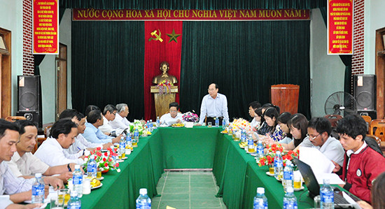 Ủy ban MTTQ Việt Nam tỉnh làm việc, khảo sát về mô hình tự quản ở huyện Nam Trà My. Ảnh: VINH ANH