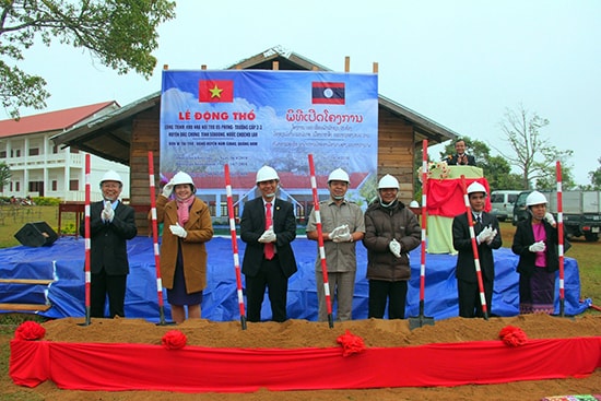 Đại diện lãnh đạo huyện Nam Giang và Đắc Chưng động thổ công trình nhà ở nội trú Trường Cấp 2 - 3 Đắc Chưng. Ảnh: ALĂNG NGƯỚC