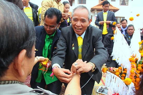 Những người bạn chúc phúc năm mới thành viên đoàn Nam Giang trong dịp sang thăm, chúc tết. Ảnh: ALĂNG NGƯỚC