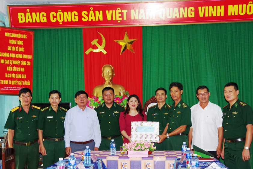 Trưởng ban Dân vận Tỉnh Nguyễn Thị Thu Lan (đứng thứ 5 bên trái qua) tặng quà cán bộ, chiến sĩ Đồn Biên phòng Cù Lao Chàm.