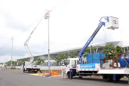 Công nhân lao động của Điện lực Quảng Nam luôn phát huy sáng kiến kỹ thuật trong quá trình lao động sản xuất.  Ảnh: H.L