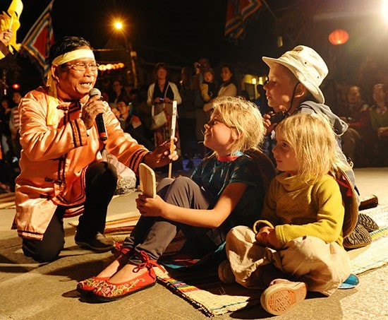 Bai Choi singer and tourists