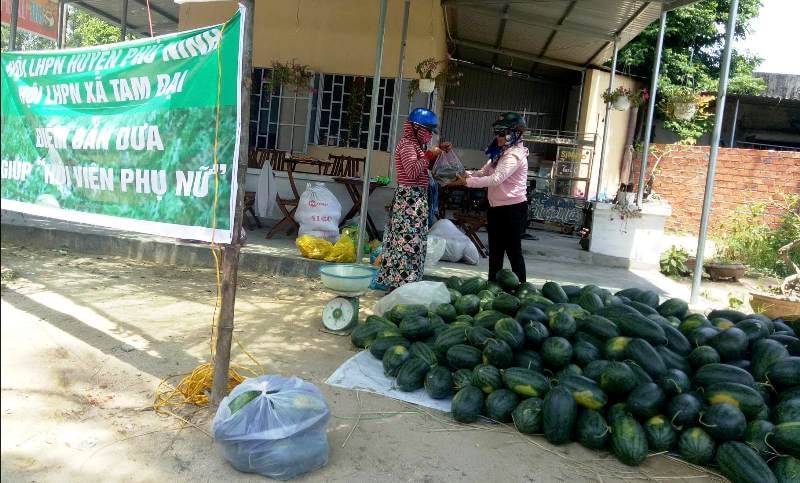 Hội LHPN xã Tam Đại tổ chức điểm bán dưa giúp nông dân tại thôn Đại An. Ảnh: TỐ UYÊN