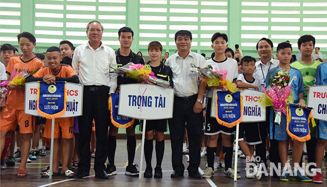 Tổng Biên tập Báo Đà Nẵng Trương Công Định (áo trắng, trái), Phó Giám đốc Sở VH&TT Nguyễn Trọng Thao (áo trắng, thứ nhì, trái sang) và Giám đốc Sở GD&ĐT Nguyễn Đình Vĩnh (áo trắng, phải) chụp ảnh lưu niệm cùng các đội bóng. Ảnh: NGUYÊN AN