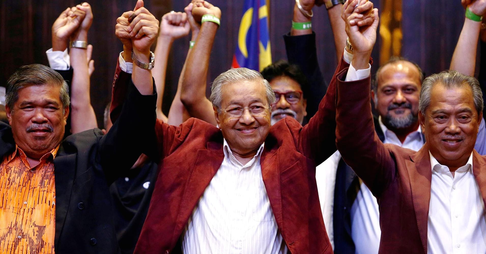 Cựu thủ tướng Mahathir Mohamad vui mừng chiến thắng đánh dấu sự trở lại ngoạn mục. Ảnh: Getty