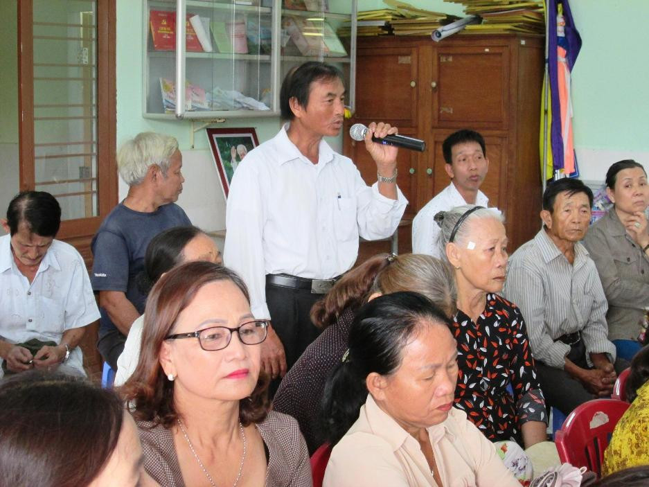 Nhân dân thị trấn Nam Phước nêu ý kiến với lãnh đạo địa phương.  Ảnh: HOÀI NHI