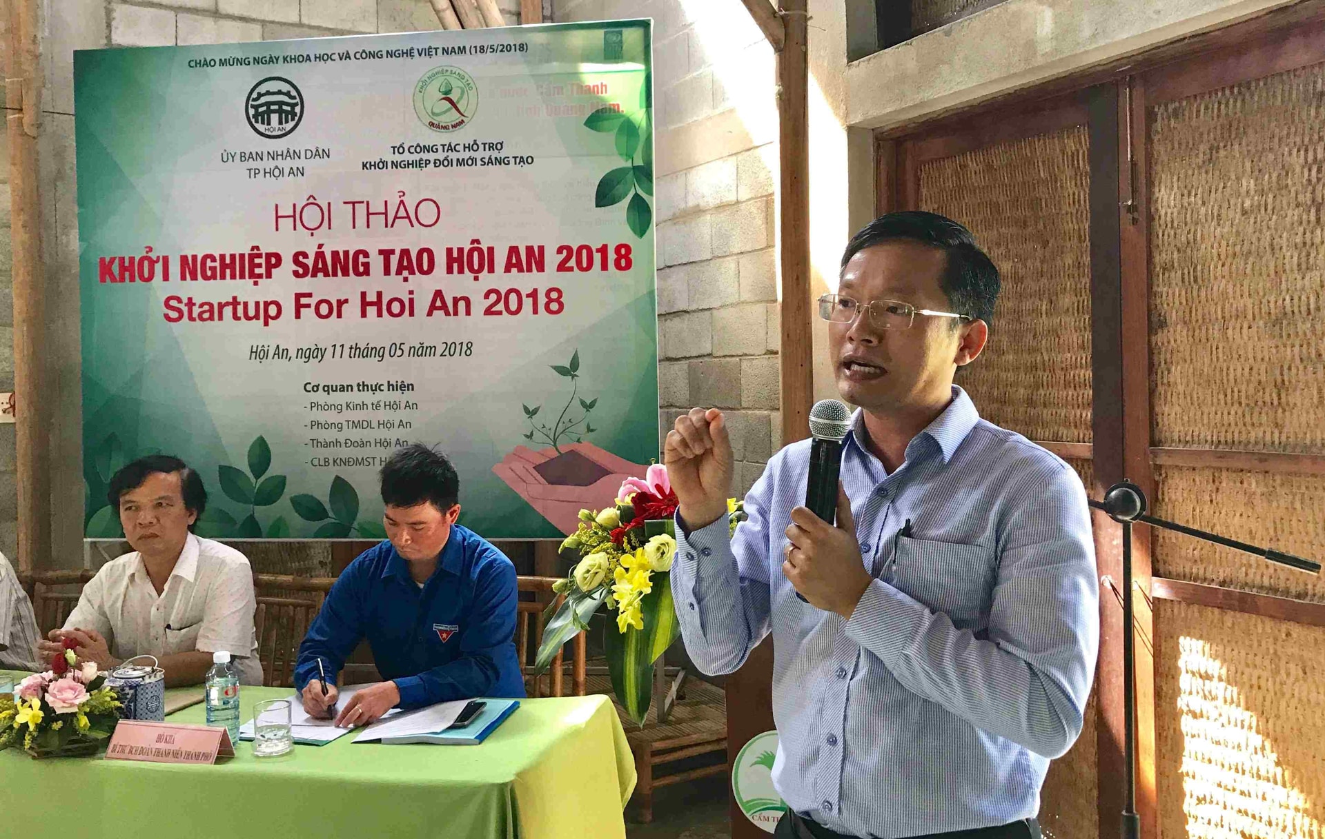 Anh Hà Đức Hùng - Phó Chủ tịch thường trực Hội Doanh nhân trẻ Đà Nẵng chia sẻ kinh nghiệm tại hội thảo. Ảnh: Q.T