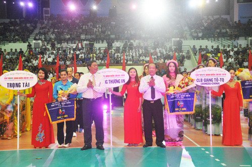 Chủ tịch UBND tỉnh Đinh Văn Thu tặng hoa động viên các đội bóng. Ảnh: T.V
